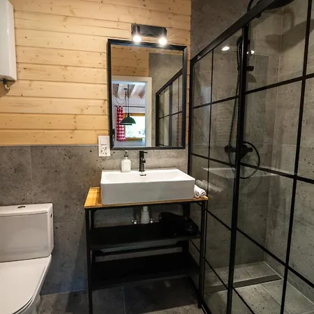 Vakantiehuis Dom Stary Mlyn Nad Strumieniem Z Mozliwoscia Dostepu Do Sauny, Goracej Beczki, Basenem